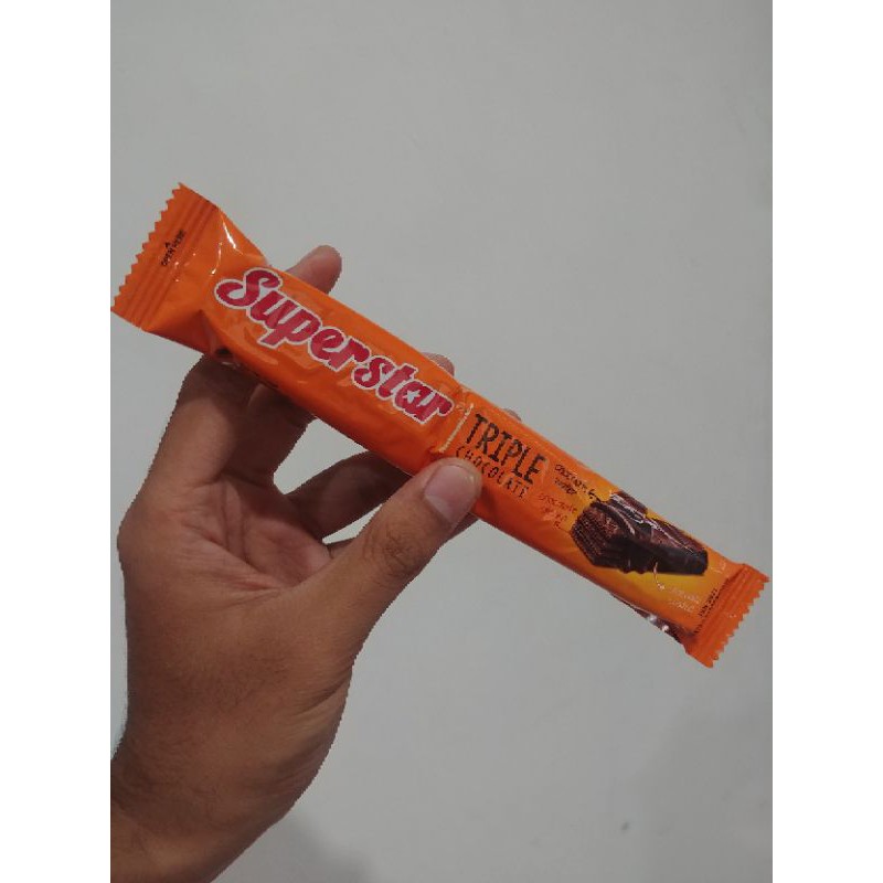 

KimzMart Mayora Superstar Wafer Coklat Triple Chocolate Camilan Enak 18gr