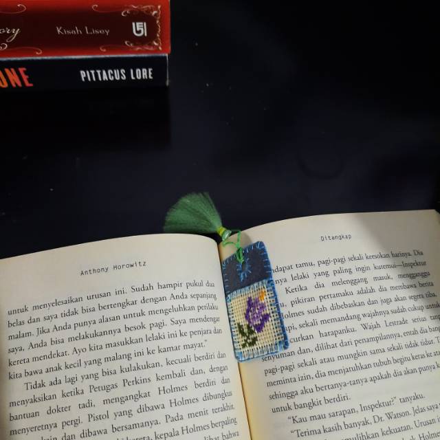 

Mini Embroidery Cross Stitch Bookmark with Tassel / pembatas buku sulam kristik mini dengan tassel