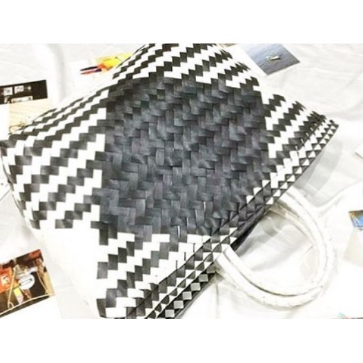 HAND BAG ANYAMAN PLASTIK TEBAL HITAM PUTIH MEDIUM/TAS ANYAMAN/TAS PLASTIK