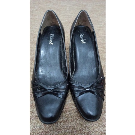 PRELOVED SEPATU FLADEO HITAM KERJA