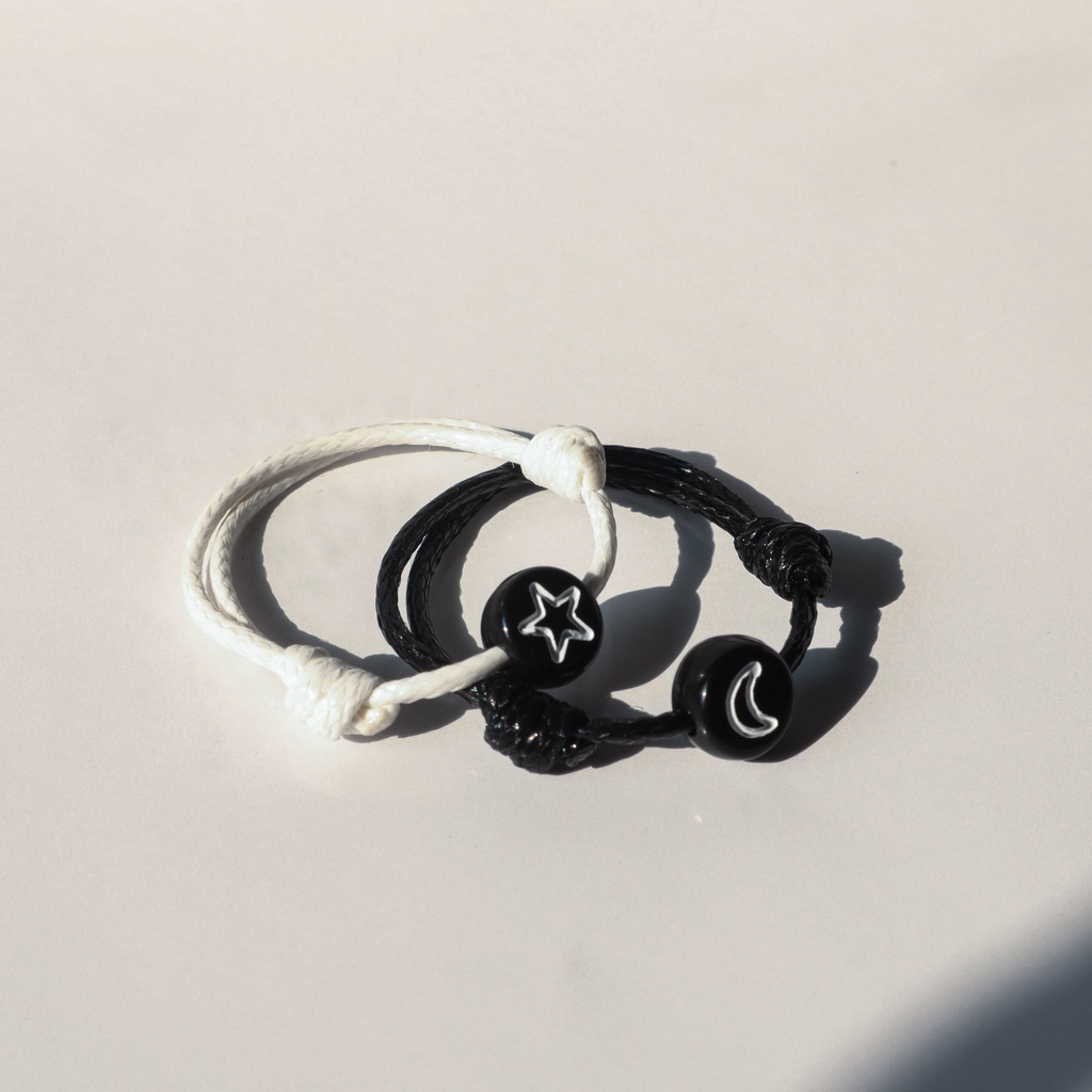 Cincin Huruf Inisial Nama Custom Request Tali Warna Hitam Putih Anti Air Waterproof Mote Bulat Simbol Romatis dan Tema Rasi Bintang Bulan Space Couple Sahabat Pasangan Minimalis Simple Aksesoris Fashion Adjustable Bisa Dibesar Kecilkan