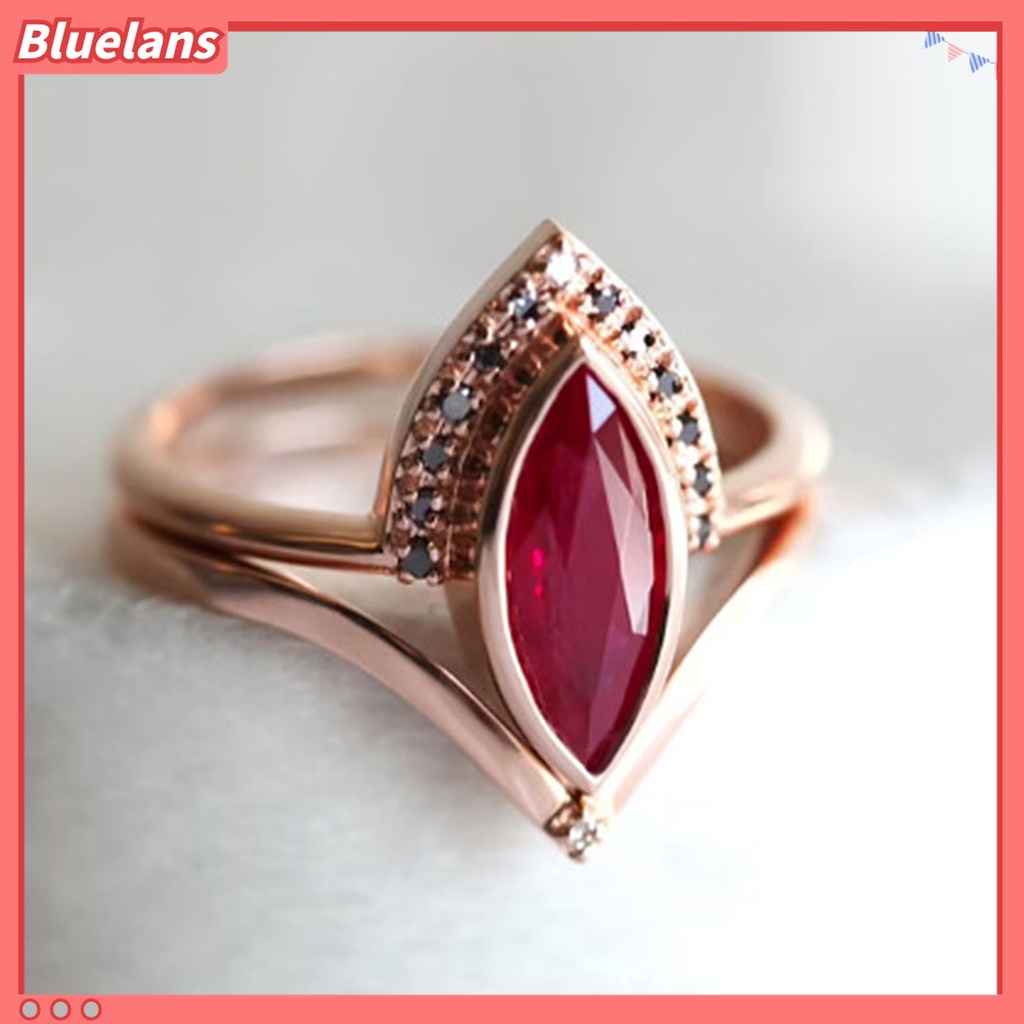 Bluelans 2 Pcs / Set Cincin Kristal Berlian Imitasi Prismatik Merah Bahan Alloy Gaya Retro Untuk Pasangan