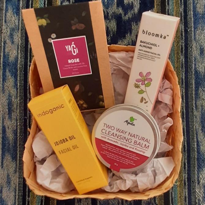 

CHRISTMAS HAMPER BEAUTY BOX SCS543D3