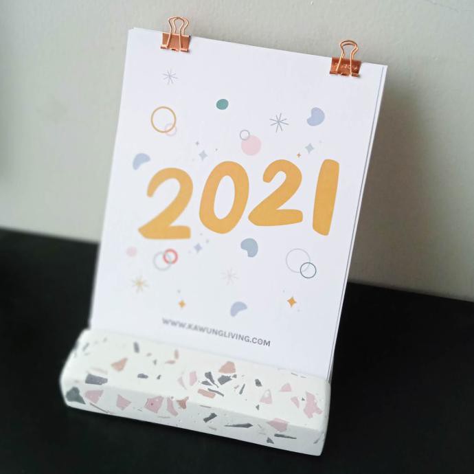 

BEST SELLER Calendar & Freckles Standee - Kawung Living x Studio Raira - Kalender