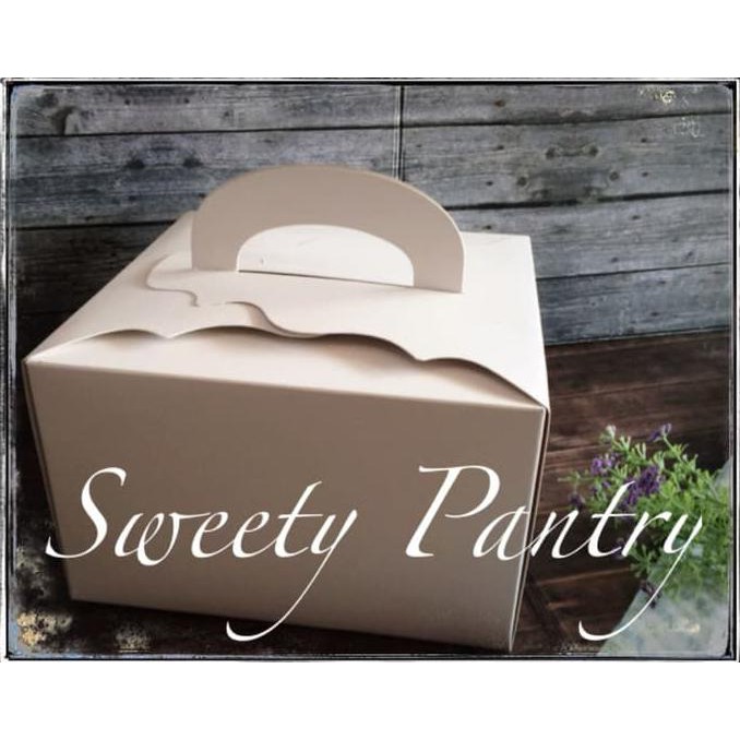 

Packaging Box / Dus Kue / Gift Box Ukuran 25X25 Model Tenteng Putih !