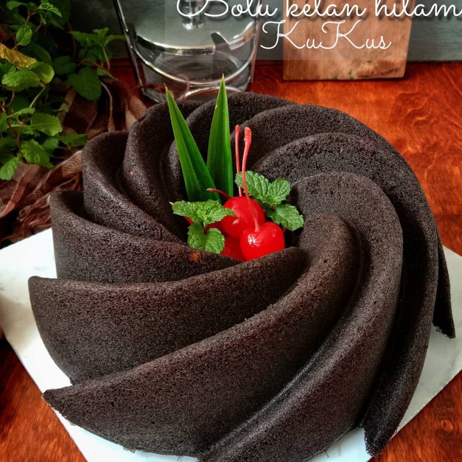 

Bolu Ketan Hitam Original Kukus - Rhani Patisserie