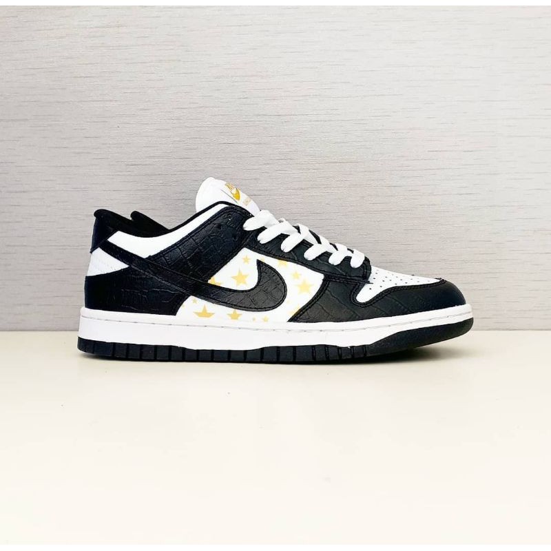Sepatu Nike SB Dunk Low Pro x Supreme Black Star