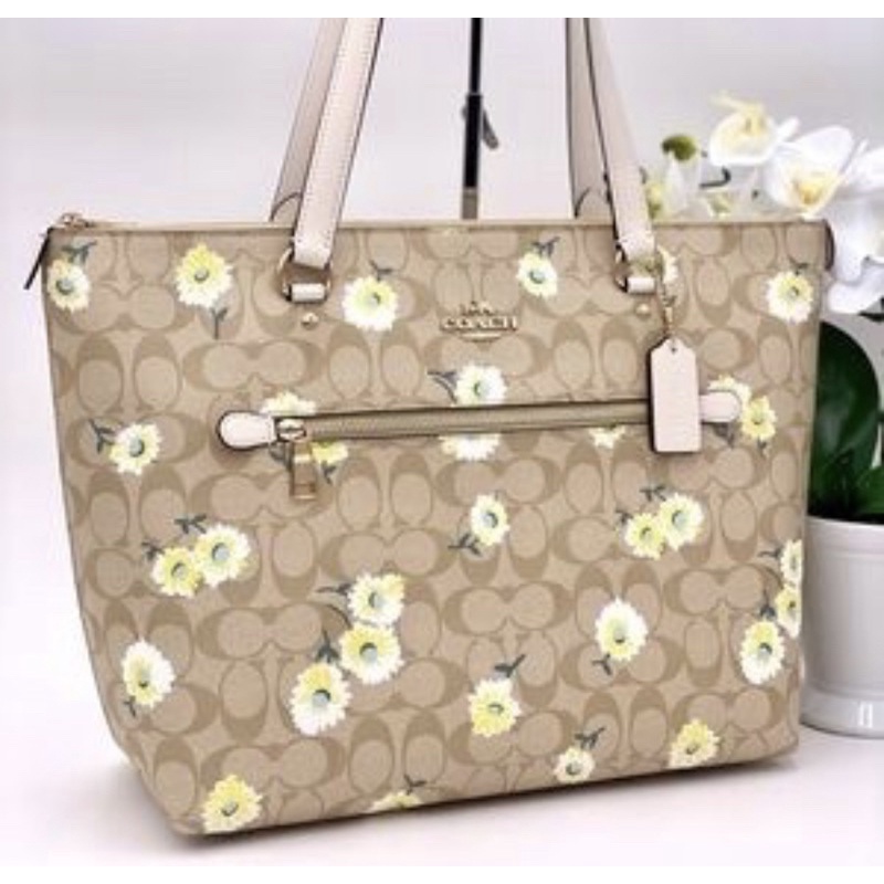 Coach Gallery Tote In Signature Canvas With Daisy Print (C3252)