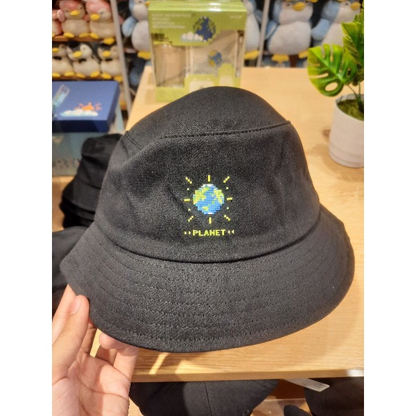 miniso topi bucket hitam planet