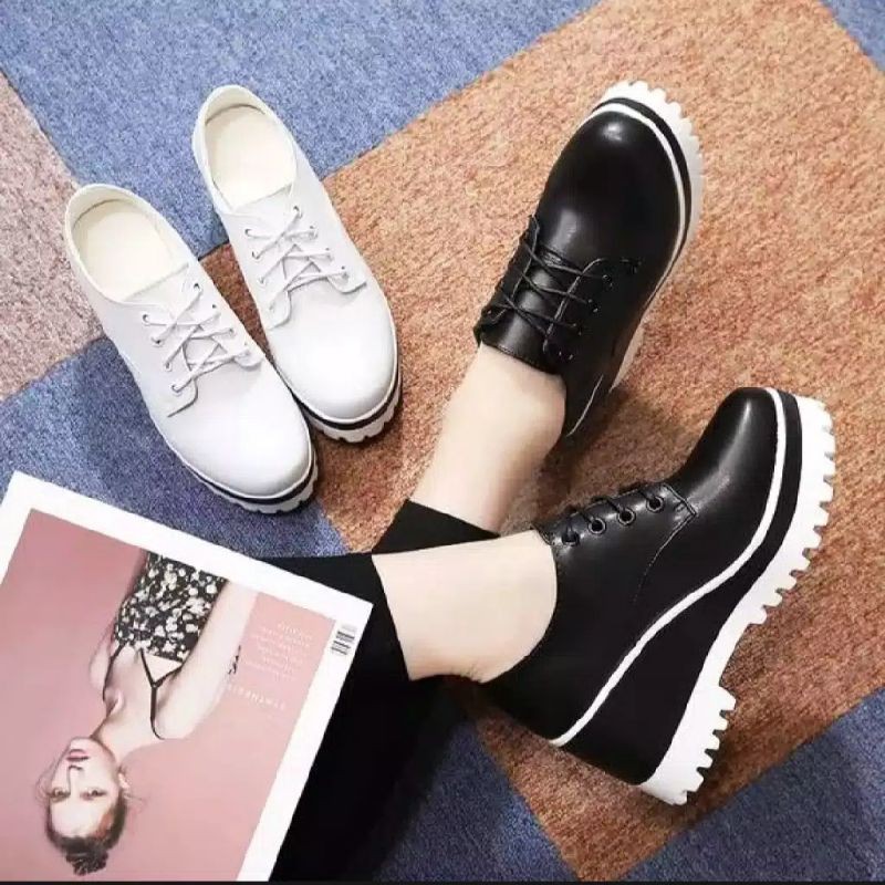 Sepatu Wanita Semi Boots Putih PB02 Heeled Boots