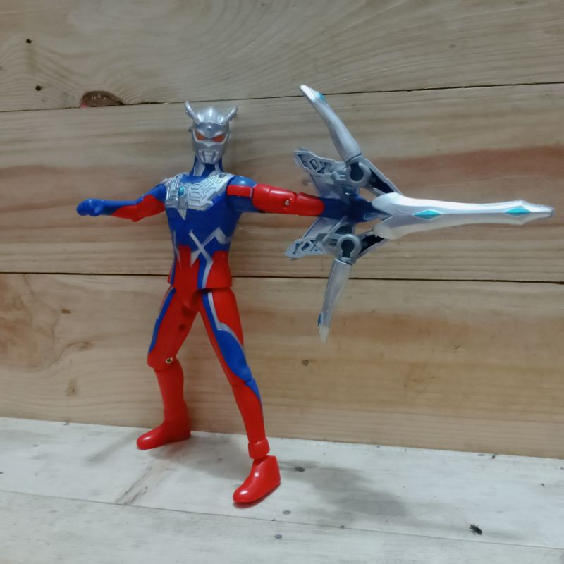 figure ultraman zero armor ultimate aegis dengan artikulasi 13 titik