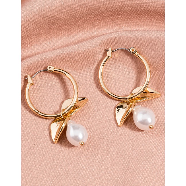 LRC Anting Tusuk Fashion Golden Color Leaf Pearl Round Alloy Earrings P03033