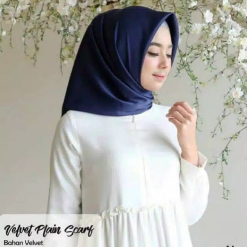 Scarf/Hijab segi empat satin polos hijau mint velvet