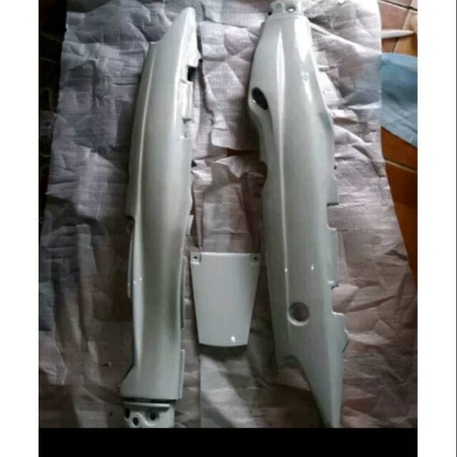 Cover body  vega r lama putih