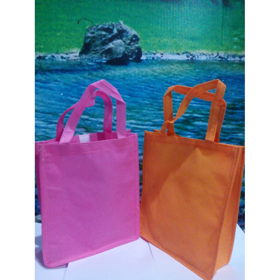 

tas goodiebag keren simpel ukuran 18x6x22 cm