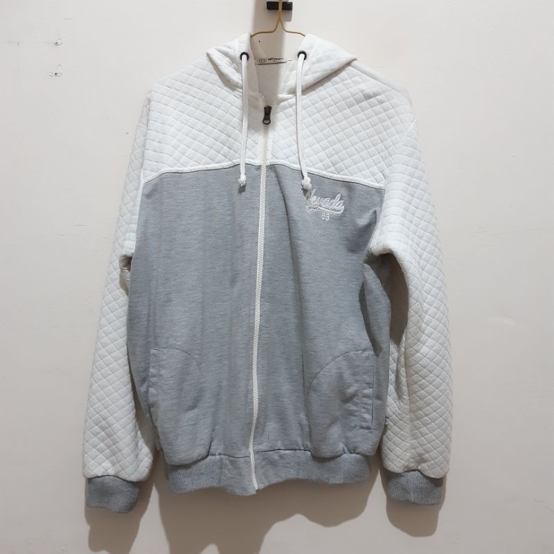 Preloved Jaket Jacket Nevada Putih