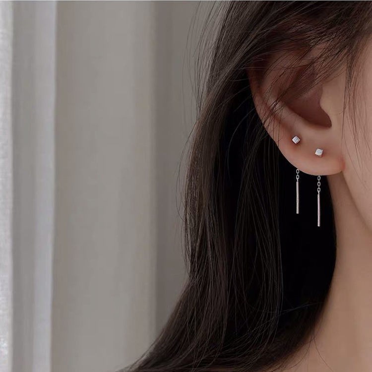 1 Pasang Anting Rumbai Panjang Bentuk Persegi Geometris Warna Silver Bahan Logam Gaya Korea Untuk Wanita