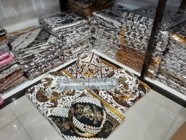 Set Blangkon dan Jarik Pengantin, Dasar Putih