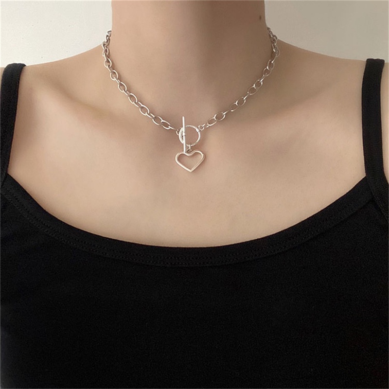 Kalung Rantai Klavikula Hias Liontin Hati Bahan Logam Gaya Retro Hip Hop Untuk Wanita