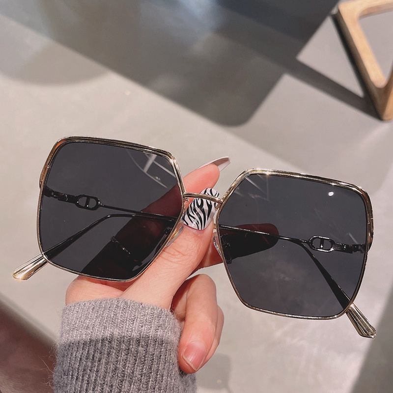 Kacamata Hitam Pelindung UV Bentuk Kotak Oversized Warna Permen Bahan Metal