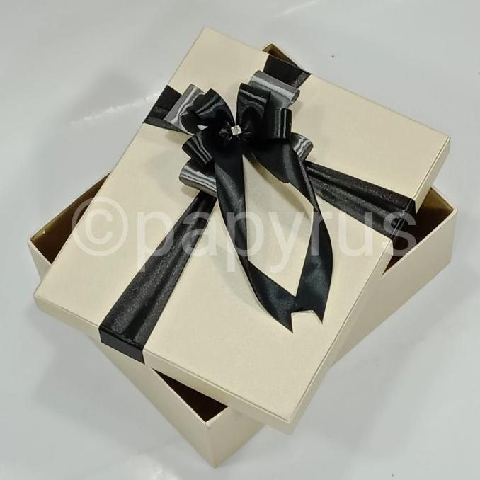 

Best Product!!! Papyrus 22,5X27,5 Tinggi 10Cm Kotak Kado Gift Box Hadiah - Paling Diminati