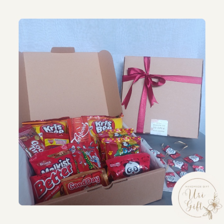 

HAMPERS SNACK / SNACK BOX / GIFT BOX HADIAH KADO WISUDA / SIDANG / SEMPRO / ULANG TAHUN / ANNIVERSARY DLL (M-1)