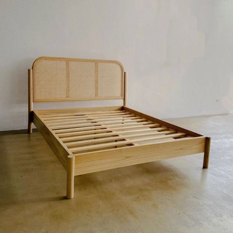 Dipan tempat tidur kayu jati sandaran rotan minimalis murah