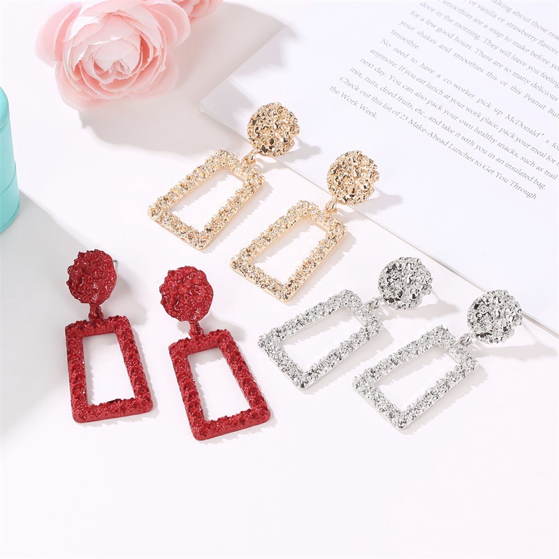 Anting-anting matte panjang retro Anting tren kotak timbul kecil