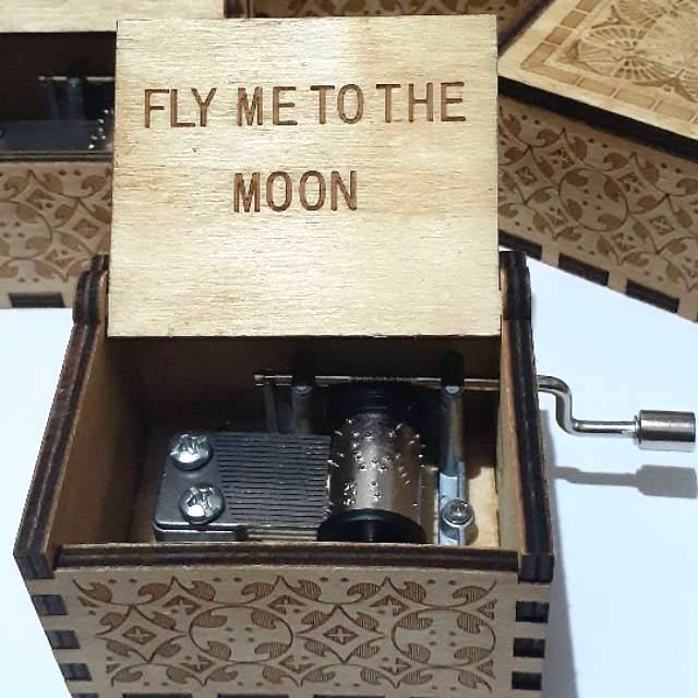 KOTAK MUSIK KLASIK UKIRAN KAYU FLY ME TO THE MOON Kado Klasik Hadiah Unik