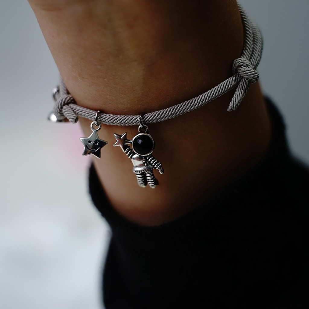 Hu Hu Hu Hu Hu Alat Bantu Pasang Kacamata♡ 1 Pasang Gelang Magnet Dengan Liontin Astronot Kartun Untuk Wanita