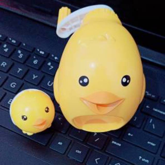 

NEW IMPIRT RAUTAN PENSIL PUTAR AYAM 2 IN 1 UNIK DAN LUCU