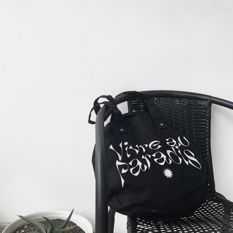 Vivre au Paradis Round Tote Bag
