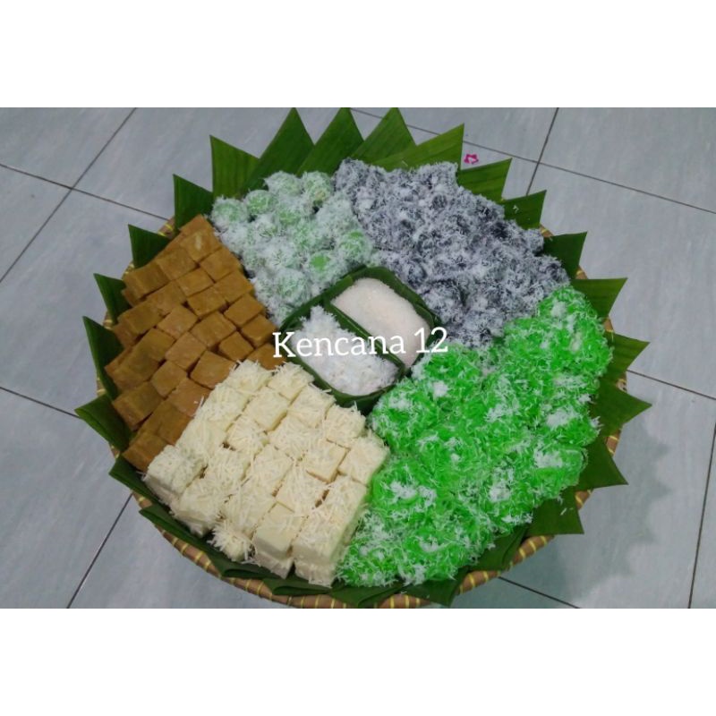 

Jajanan Tradisional / Kue Basah / Jajanan Pasar Kue Tampah Cecempeh Nampan