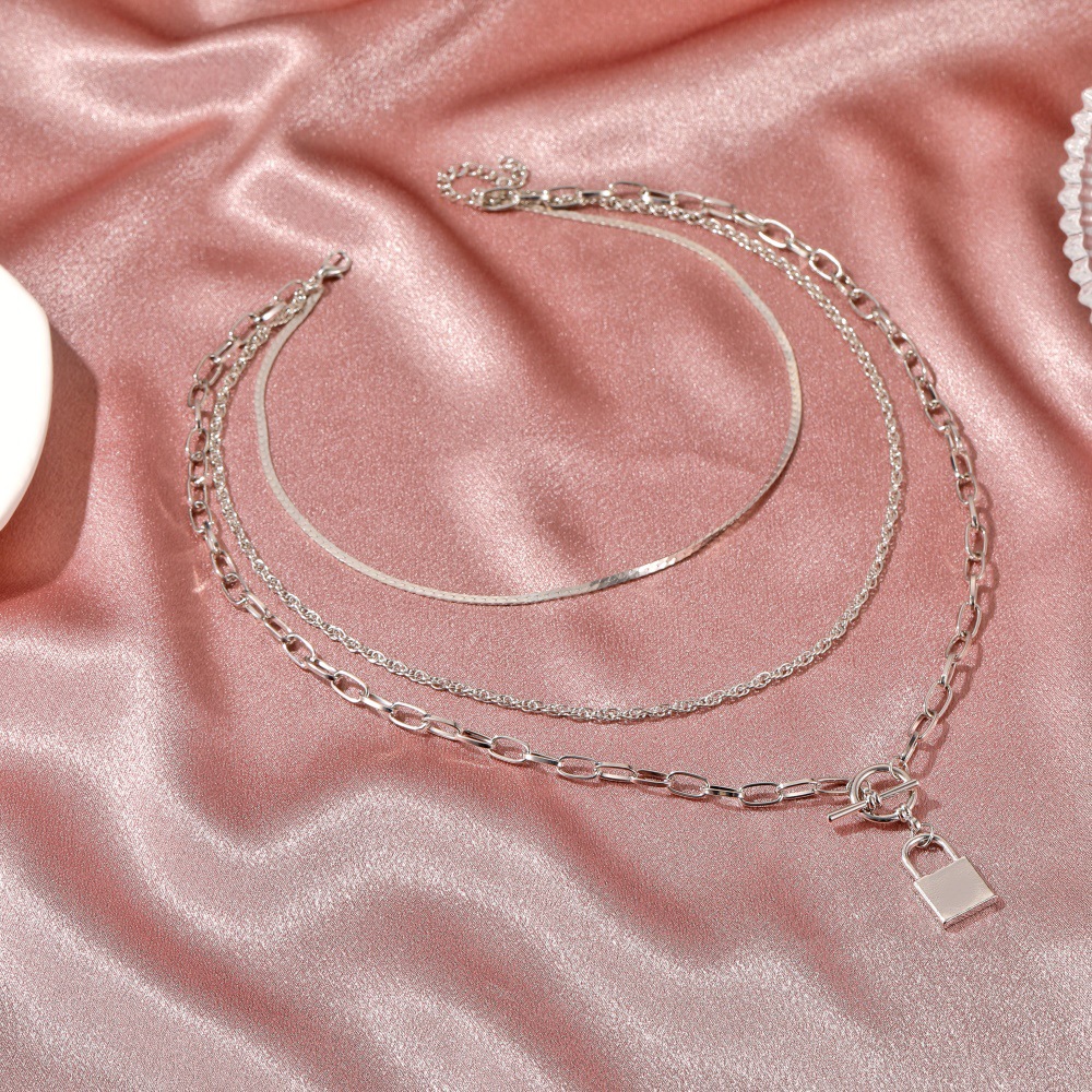 Kalung Liontin Kunci Multi-layer Eropa Dan Amerika Rantai Klavikula Rantai Logam 3 Lapis Antik Aksesoris Fashion Kepribadian Yang Berlebihan