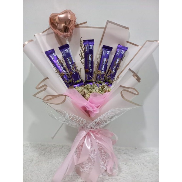 

BUKET COKLAT CADBURY MURAH MERIAH BISA REQUEST WARNA SESUKA HATI