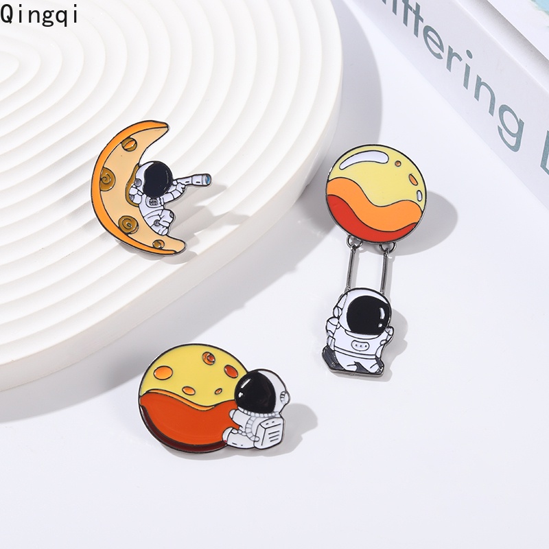 Bros Pin Enamel Bentuk Astronot Planet Balon Ayunan Bahan Alloy Untuk Aksesoris Ransel