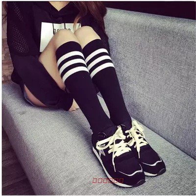 Kaus Kaki Unisex Tiga Stripe Kaos Kaki Olahraga Kaus Kaki Bergaris Kasual D37