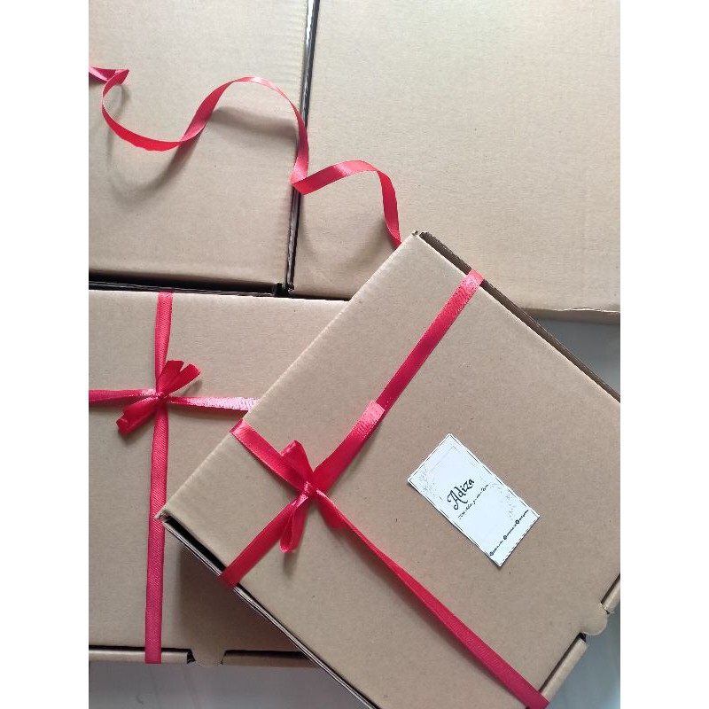 

Gift Box Plain by Adiza || free bubble wrap