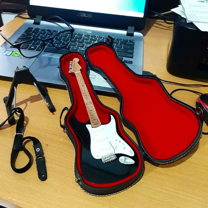 Miniatur Gitar Fender Stratocaster Hitam "Baron" Day6 dan Hardcase