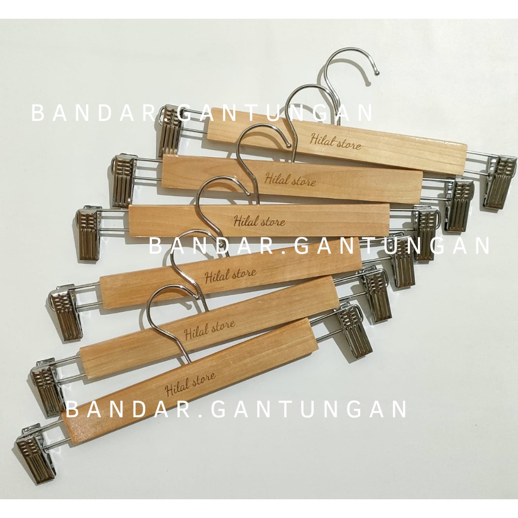 Hanger Kayu Jepit Besi Premium Hanger Kayu Distro Laser Logo Grafir Hanger Jepit Celana Rok Gantungan Celana Hanger Kayu Natural-BH