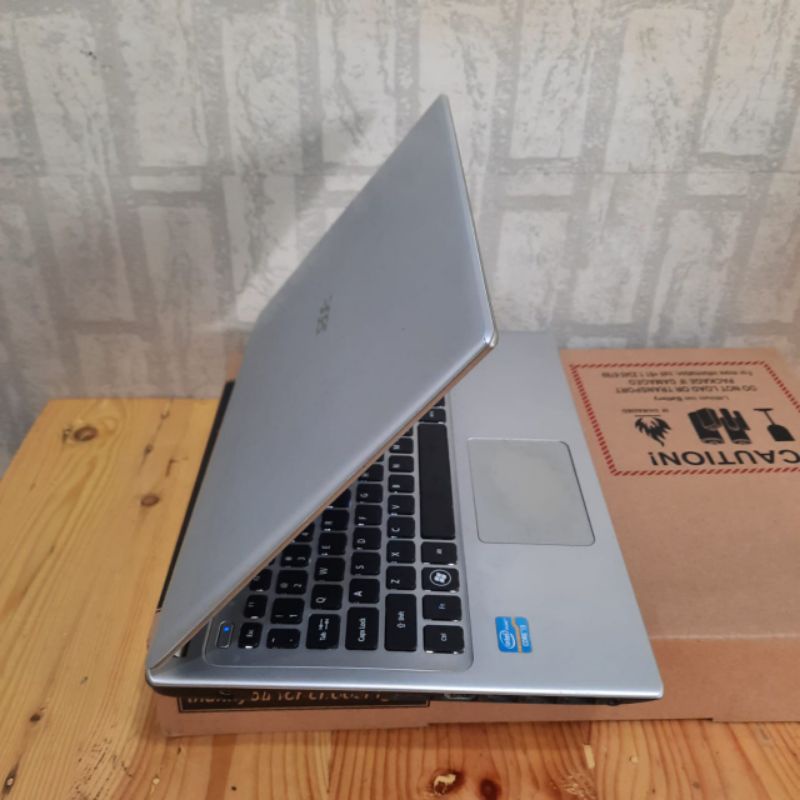 Laptop Acer V5-471P Cor i3-3227U Ram 4GB/HDD500GB Touchscreen keyboard backlight Windows 10 bodi super slim siap pakai full aplikasi Mulus