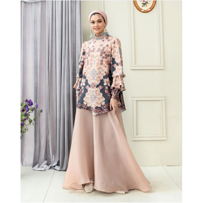 Emily Blouse Wearing Klamby