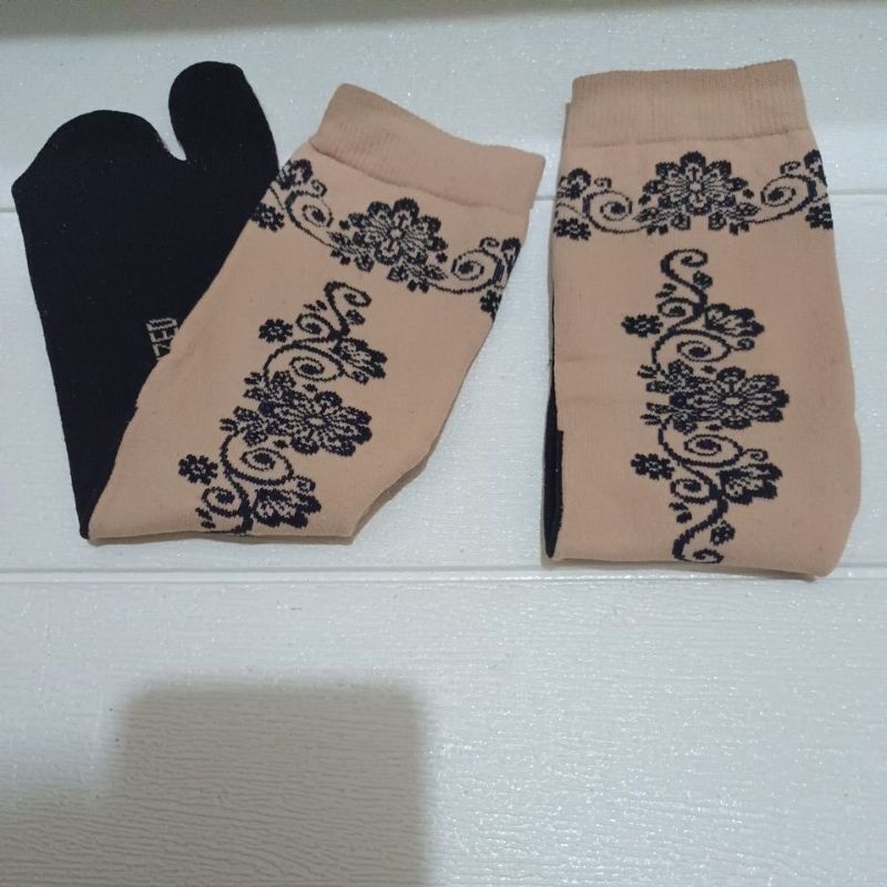 kaos kaki jari jempol kaki wanita motif bunga