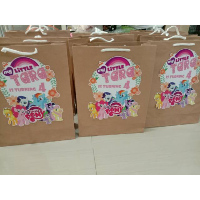 

Paper bag coklat dengan hiasan custom