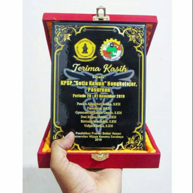 

PLAKAT KAYU + BOX MERAH