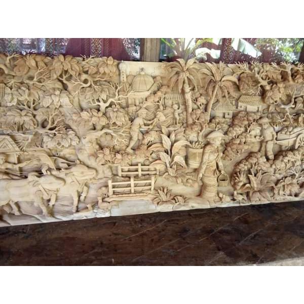Hiasan dinding ukiran 3D relief kehidupan desa bahan kayu jati