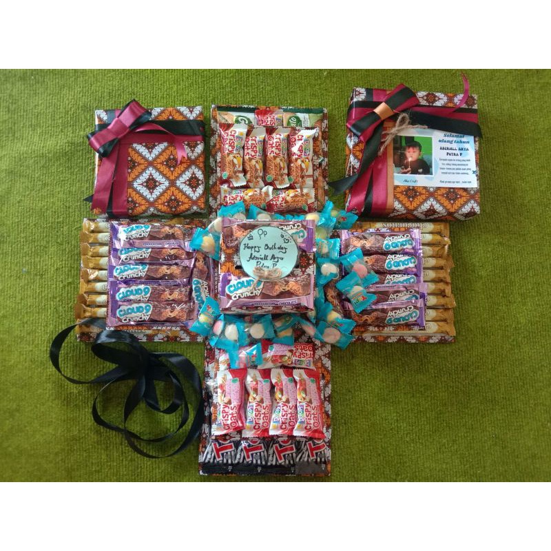 

Explosion box snack motif batik