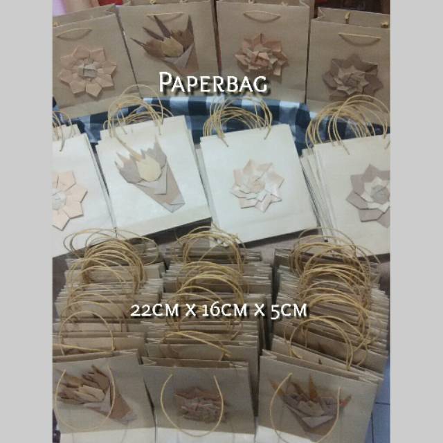 

Paper bag (kantong kertas) ukuran 22 cm x 16 cm x 5 cm