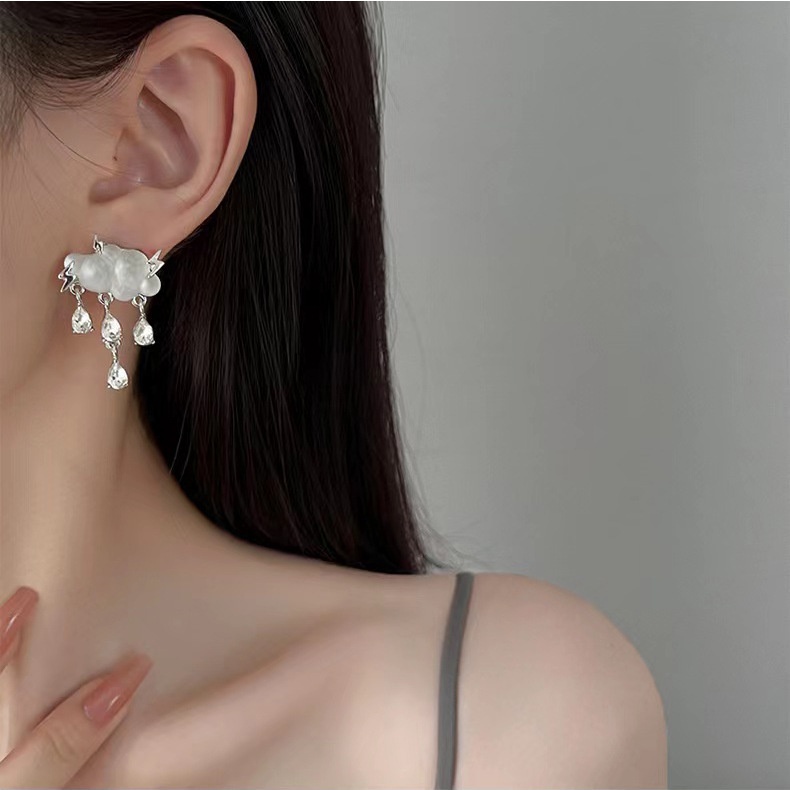 Anting Tusuk Motif Awan / Petir Simple Mewah Ringan Untuk Wanita