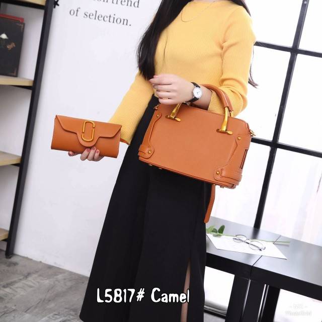 Marc Jacobs Natasha Behel
MJ Set 2in1 Handbag n Clutch
Paladium Gold HDW

Code : L5817#